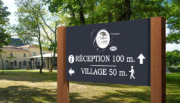 Yellow village Château la forêt signalétique