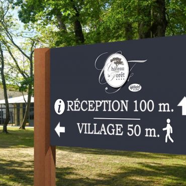 Yellow village Château la forêt signalétique