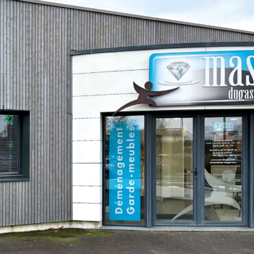 Enseigne lumineuse et caisson lumineux interne de l'agence Mas-Dugast de Challans