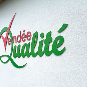 Enseigne Vendée Qualité sur le mur d'entrée des nouveaux locaux